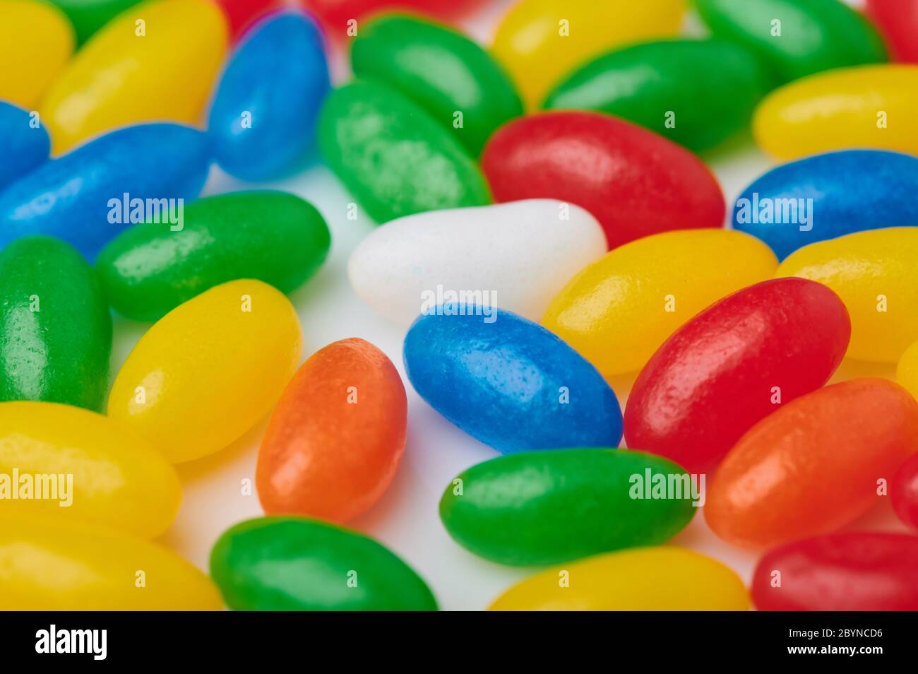 Caramelle colorate ovali su sfondo bianco vista ravvicinata Foto Stock