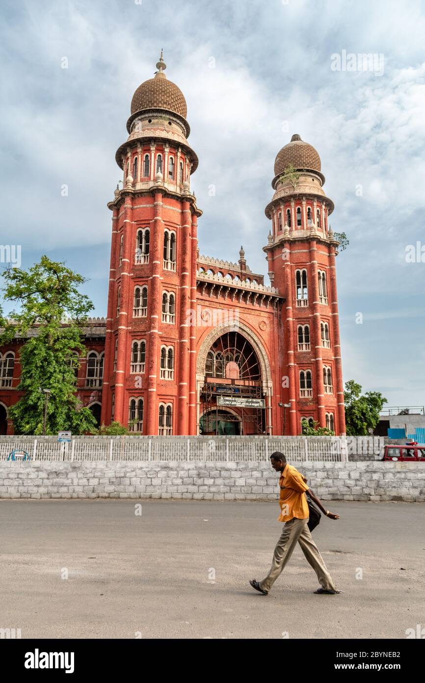 Chennai, Tamil Nadu, India - Agosto 2018: La facciata esterna della squisita architettura coloniale di mattoni rossi dell'edificio del Law College. Foto Stock