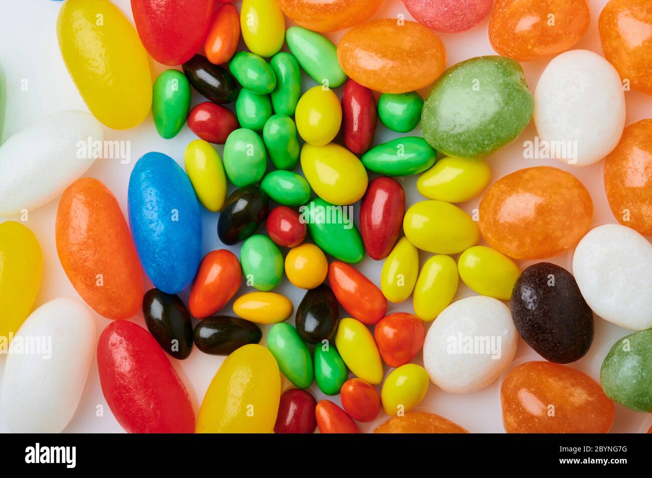 Vista ravvicinata dello sfondo caramelle multicolore. Varietà di cibo di zucchero Foto Stock