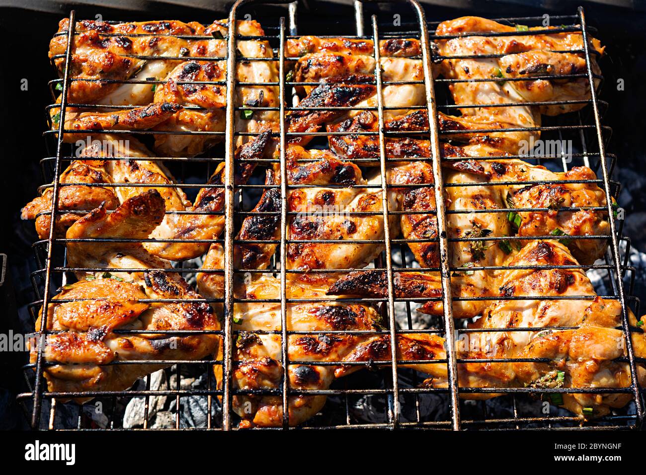 Ali di pollo grigliate in marinata. Ali di pollo alla griglia Foto Stock