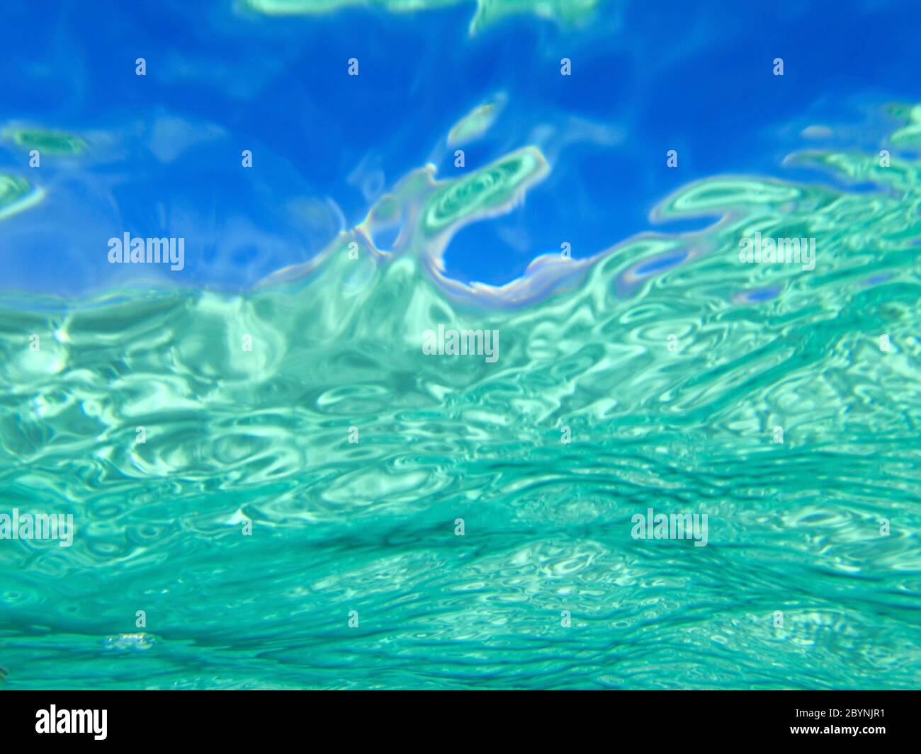 superficie dell'acqua cristallina, concetto di sfondi grafici. Immagine con orientamento orizzontale dello schermo. Foto Stock
