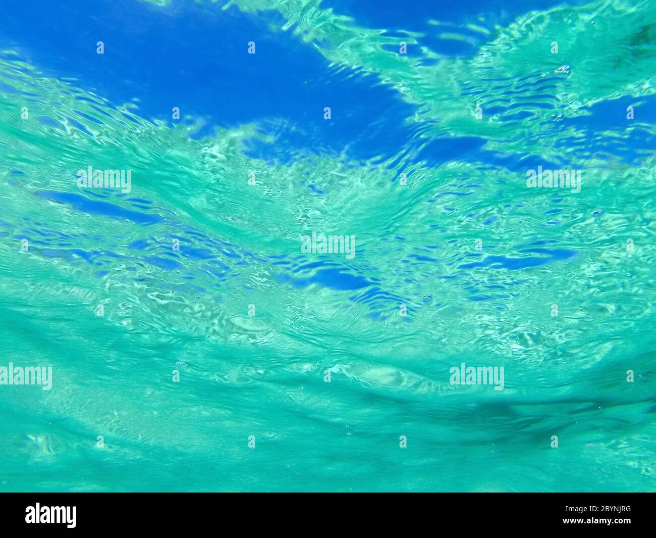 Immagine di sfondo della superficie dell'acqua sottomarina. Foto Stock