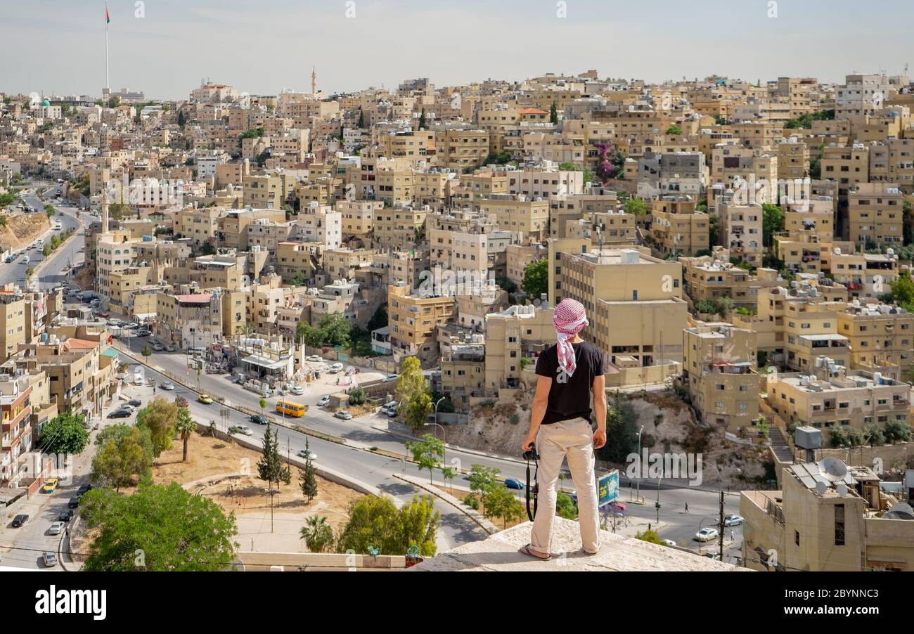 Uomo che guarda Amman Midtown con la bandiera Jordan sullo sfondo Foto Stock