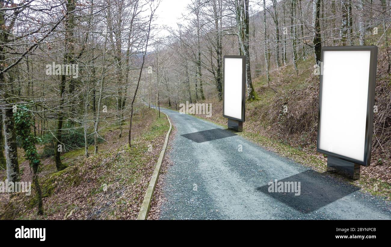 Poster cartellone sulla strada per le montagne .blank pubblicità cartellone mockup in strada Foto Stock