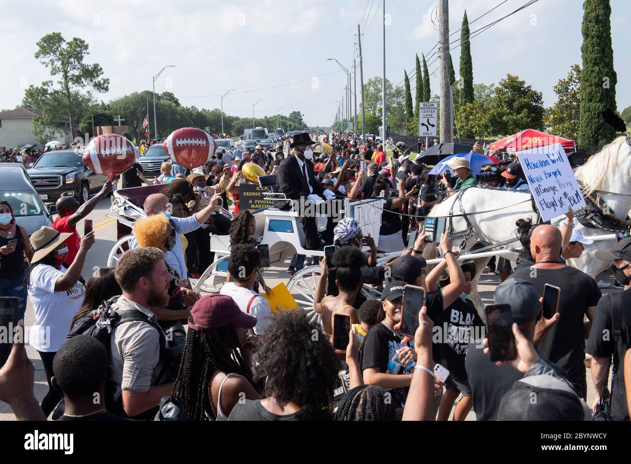 Una carrozza trainata da cavalli contenente il corpo di George Floyd si avvicina al cimitero dei Memorial Gardens di Houston, nella periferia di Houston, dove sarà sepolto accanto alla madre. La morte di Floyd, ucciso a fine maggio da un poliziotto bianco, ha scatenato proteste in tutto il mondo contro il razzismo e la brutalità della polizia. Foto Stock