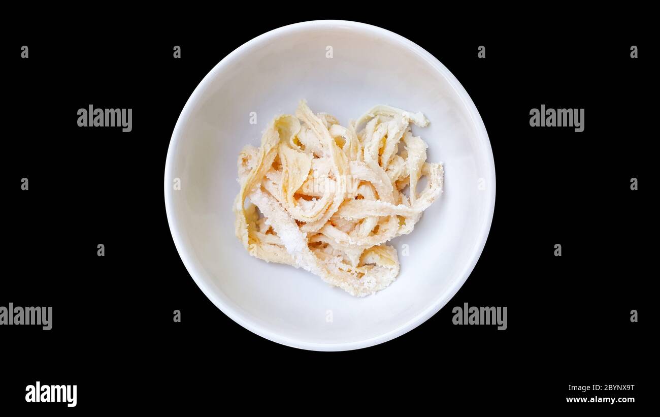 intestino salato di maiale congelato su fondo isolato ciotola bianca Foto Stock