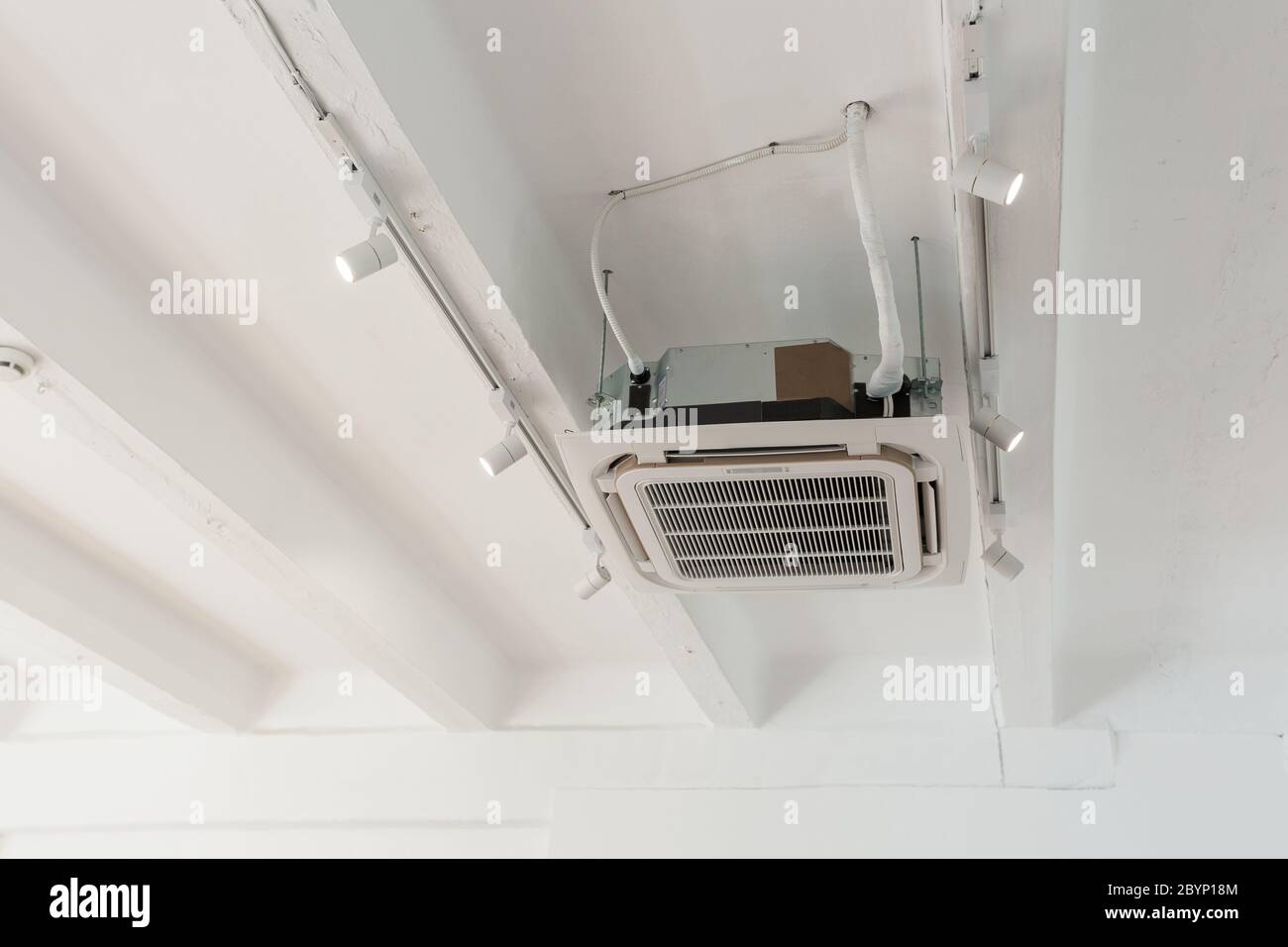 Condizionatore da soffitto a cassetta su grunge da soffitto bianco Foto  stock - Alamy