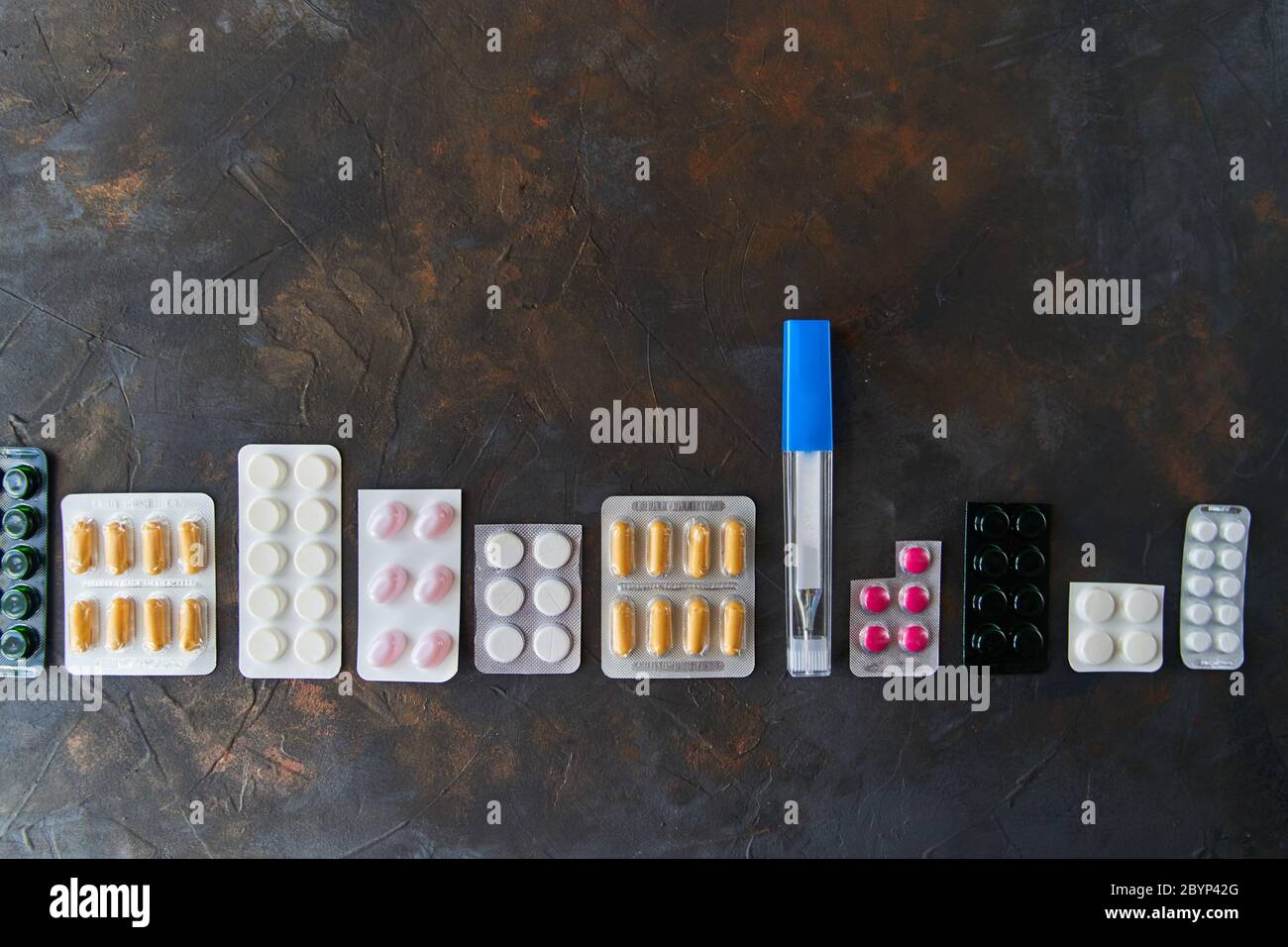 Pillole capsule medicina salute su sfondo scuro, vista dall'alto Foto Stock