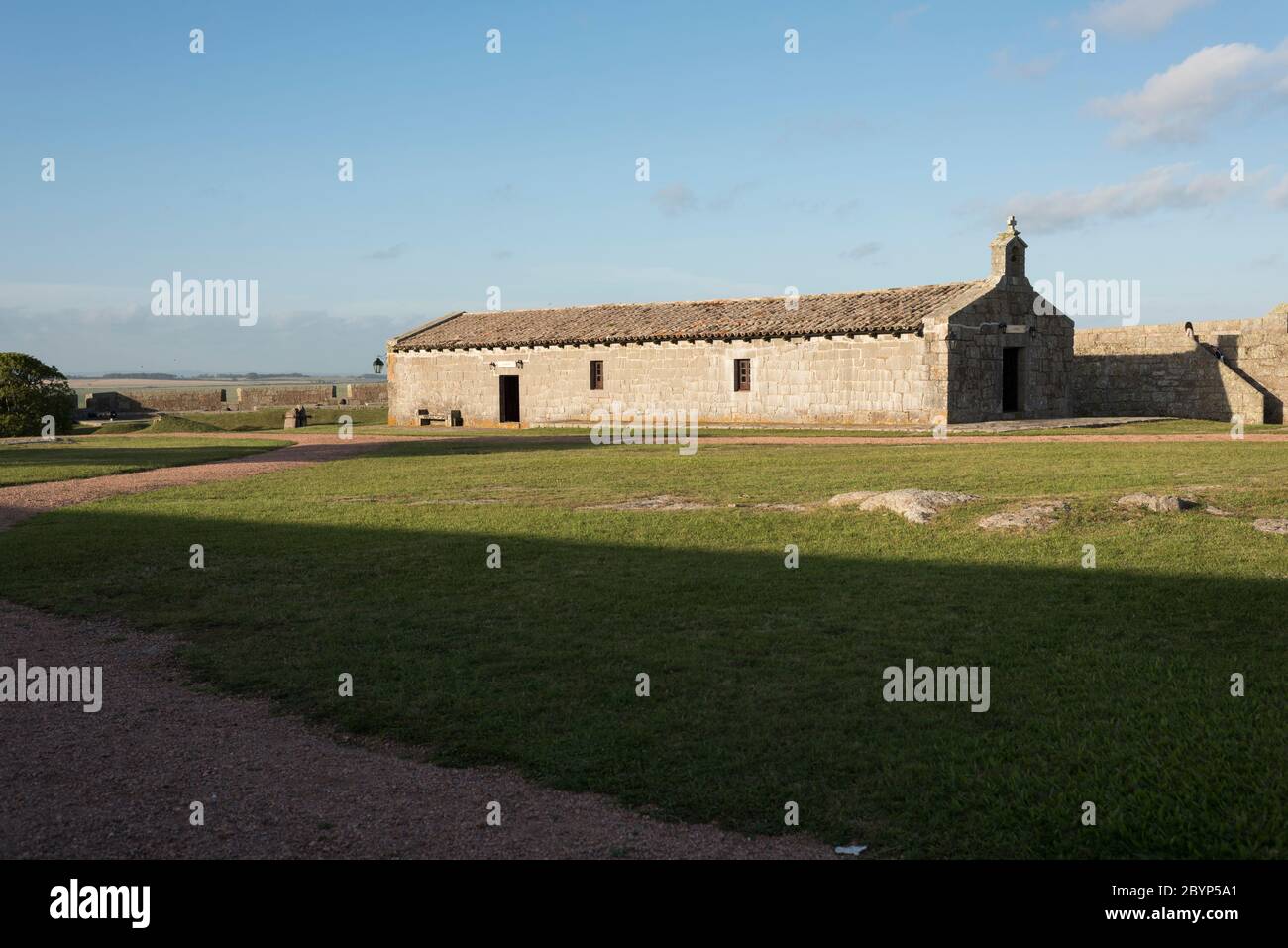 Vista laterale della Cappella della Fortezza di Santa Teresa, monumento storico nazionale uruguayano, a Rocha, Uruguay, un pomeriggio estivo soleggiato. Foto Stock