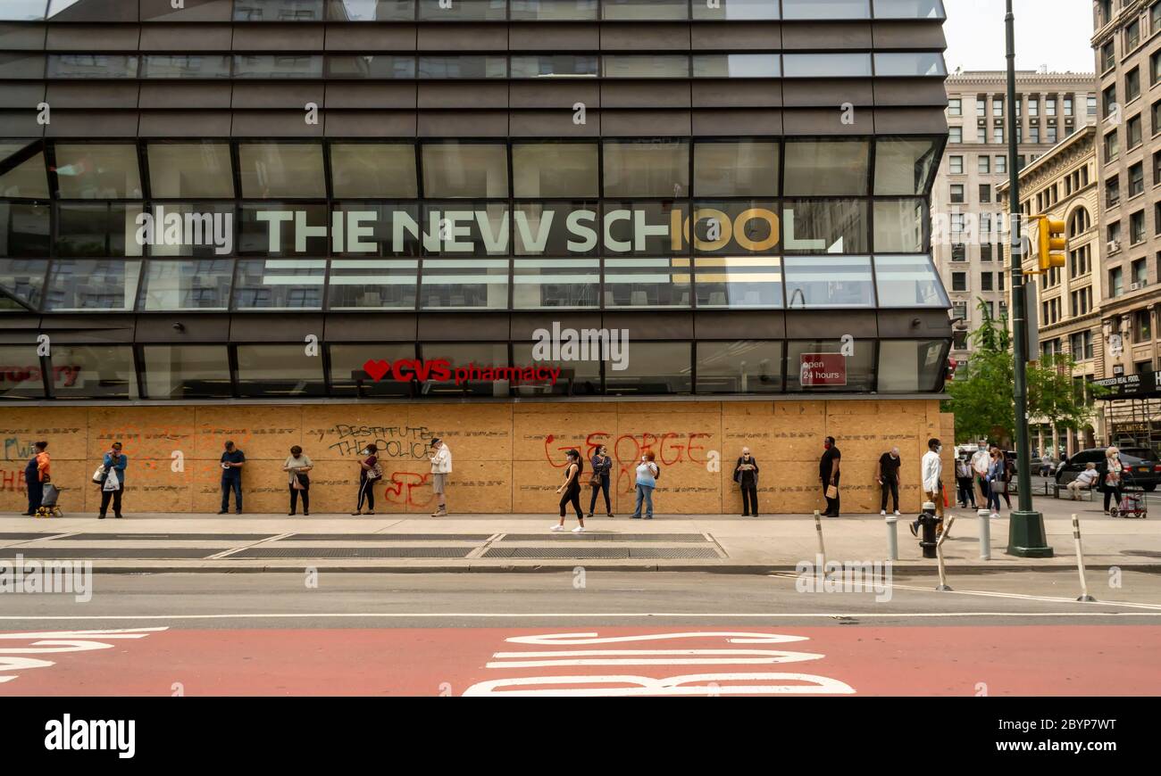 I clienti si allineano davanti a una farmacia CVS Health per entrare nella Amalgamated Bank nel quartiere Greenwich Village di New York, visto mercoledì 3 giugno 2020. La banca ha poche ore durante la pandemia del covid-19. (© Richard B. Levine) Foto Stock