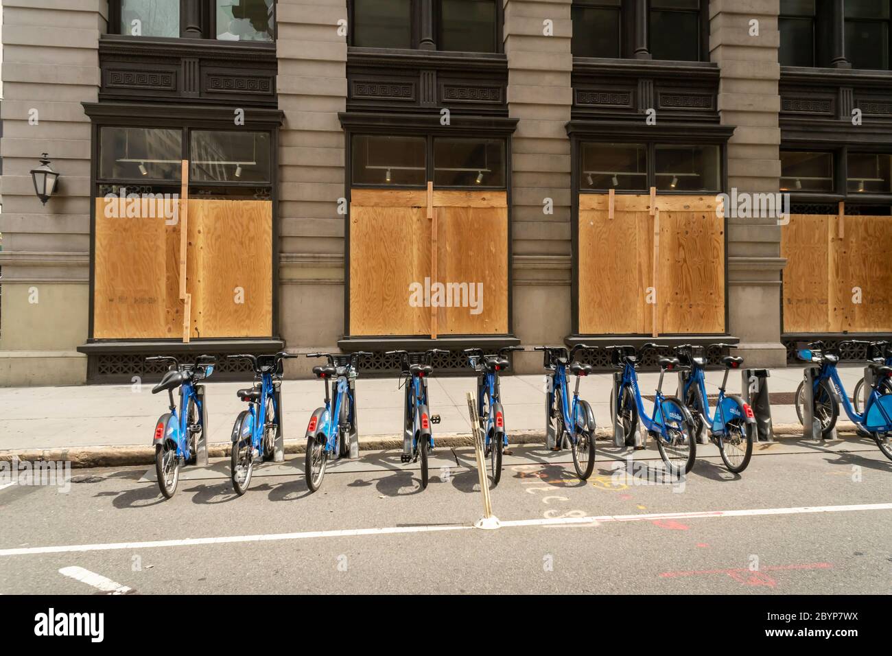 Il negozio Anthropologie nel quartiere Flatiron di New York è imbarcato dopo saccheggi e vandalizzazione associati alle proteste legate alla morte di George Floyd, avvenuta mercoledì 3 giugno 2020. (© Richard B. Levine) Foto Stock