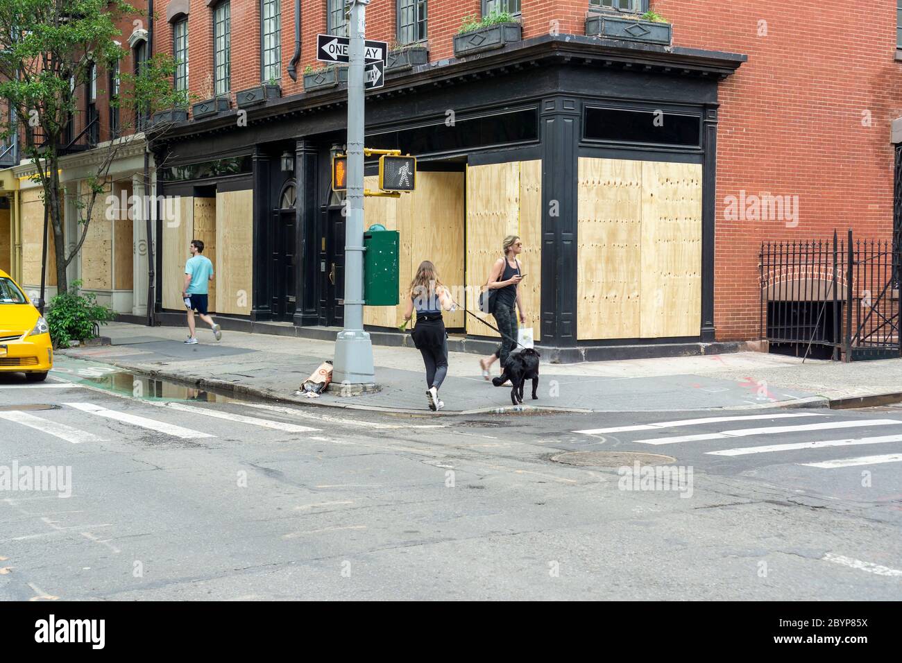 Boutique di lusso lungo la trendy Bleecker Street nel quartiere Greenwich Village di New York sono salite in attesa di una ripetizione di saccheggi e vandalizzazione associati alle proteste legate alla morte di George Floyd, avvenuta mercoledì 3 giugno 2020. (© Richard B. Levine) Foto Stock