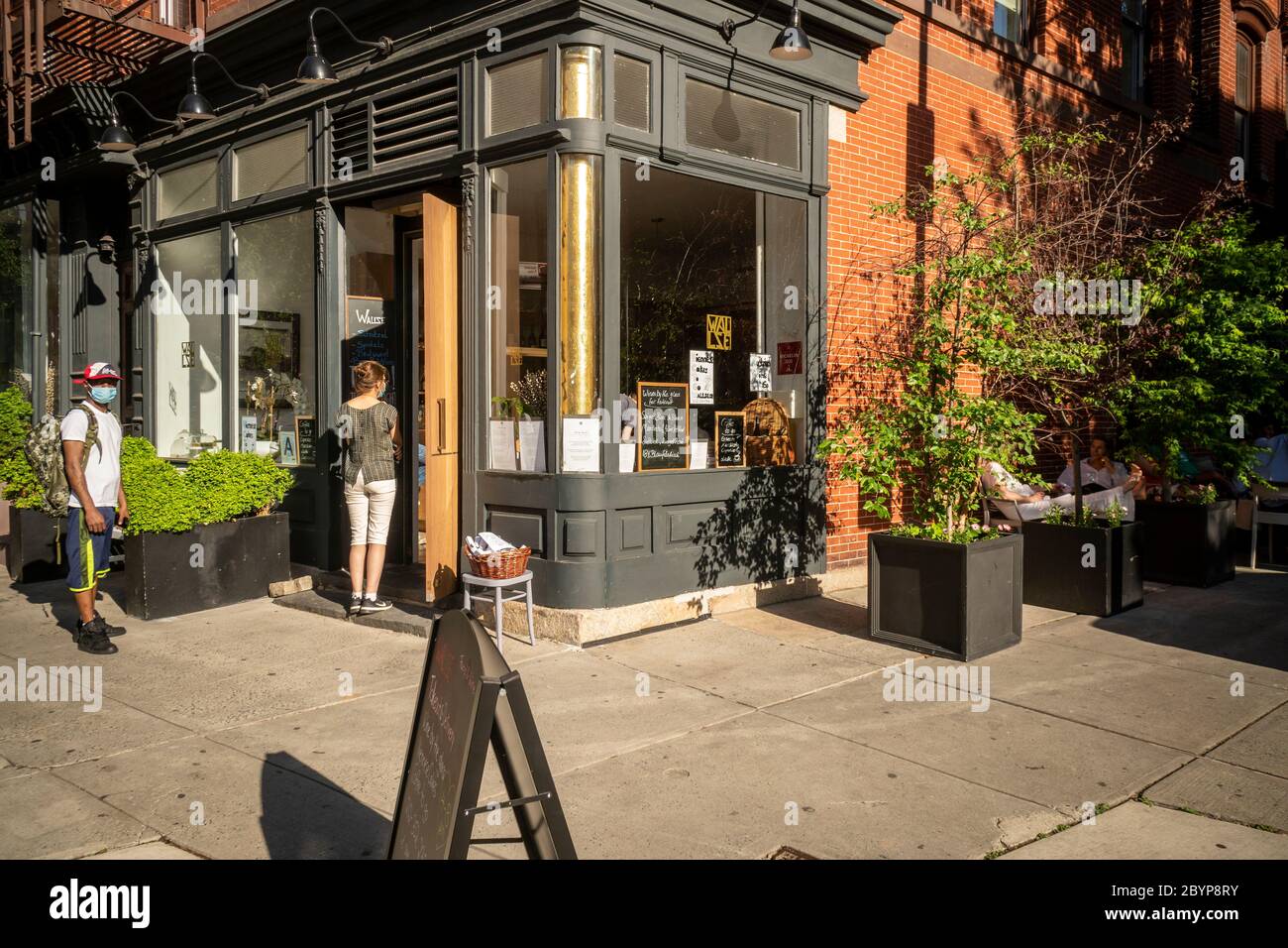 I clienti approfittano delle leggi rilassanti sui liquori e "prendono e vanno" in un ristorante a Greenwich Village New York sabato 30 maggio 2020. (© Richard B. Levine) Foto Stock