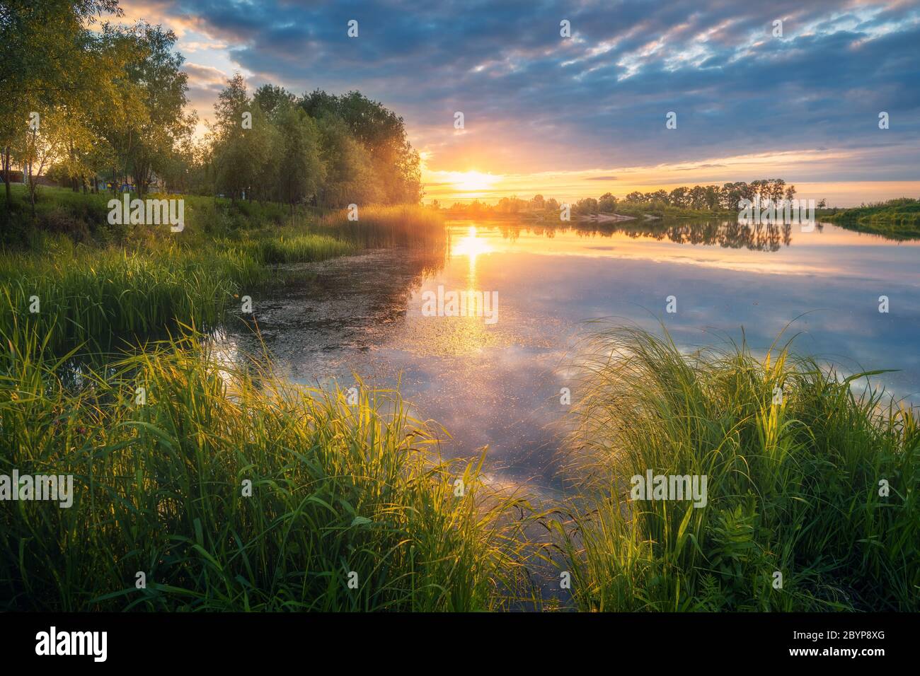 Bella costa del fiume al tramonto in estate. Paesaggio colorato Foto Stock