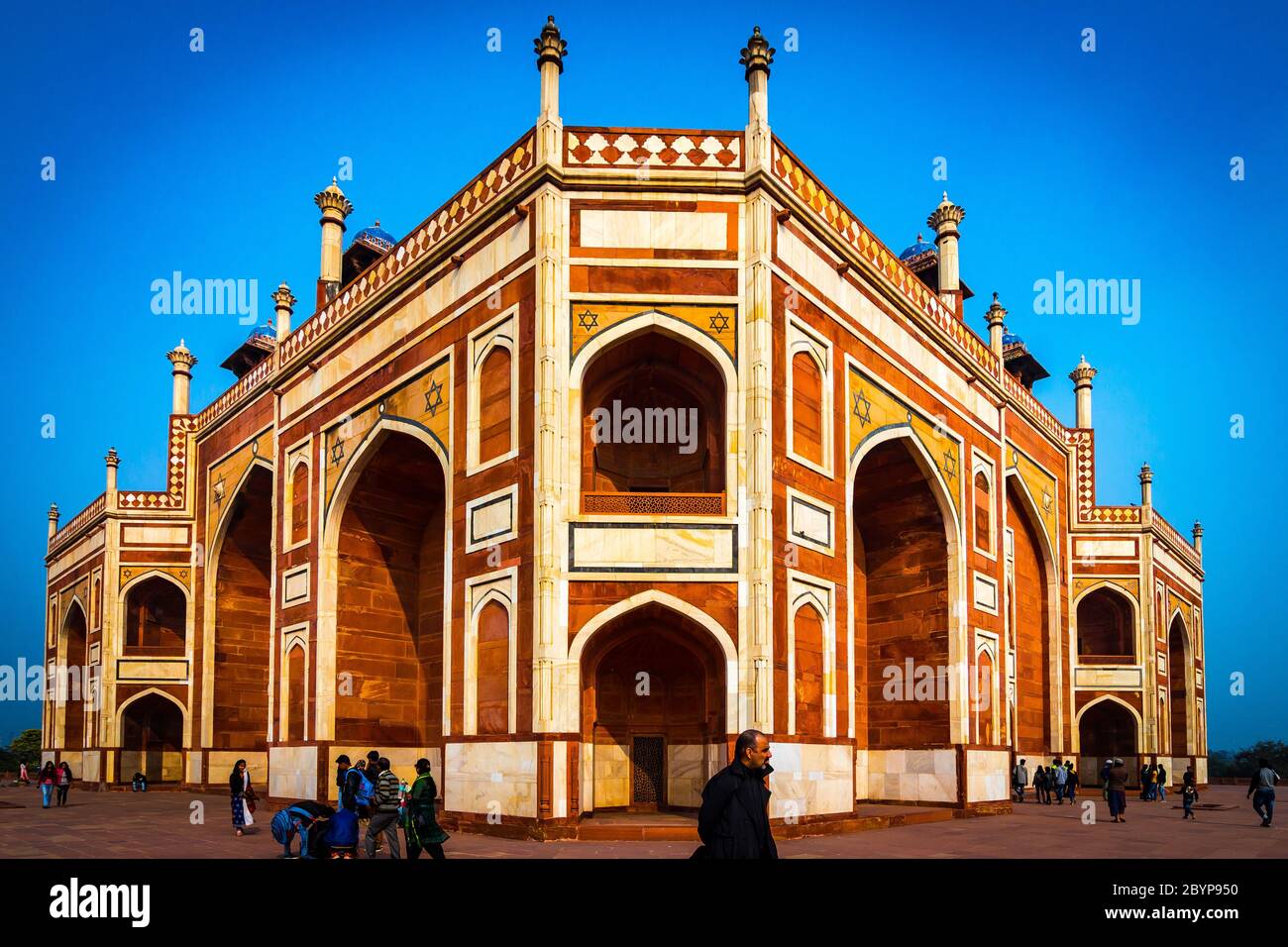 La Tomba di Humayun a Delhi, India. La Tomba di Humayun è anche famoso luogo turistico a Delhi. La gente del posto anche venuto a vedere questo grande architettura persiana Marvel. Foto Stock