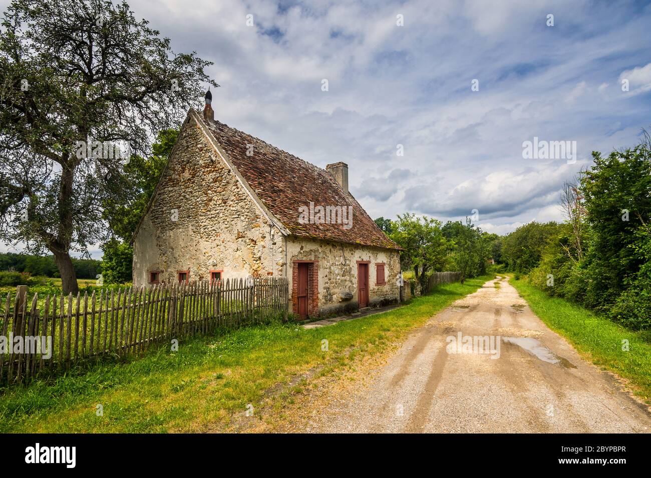 Cottage in pietra su una corsia di campagna non fatta a le Bouchet nel Parco Nazionale e Riserva Naturale della Brenne, Indre, Francia. Foto Stock