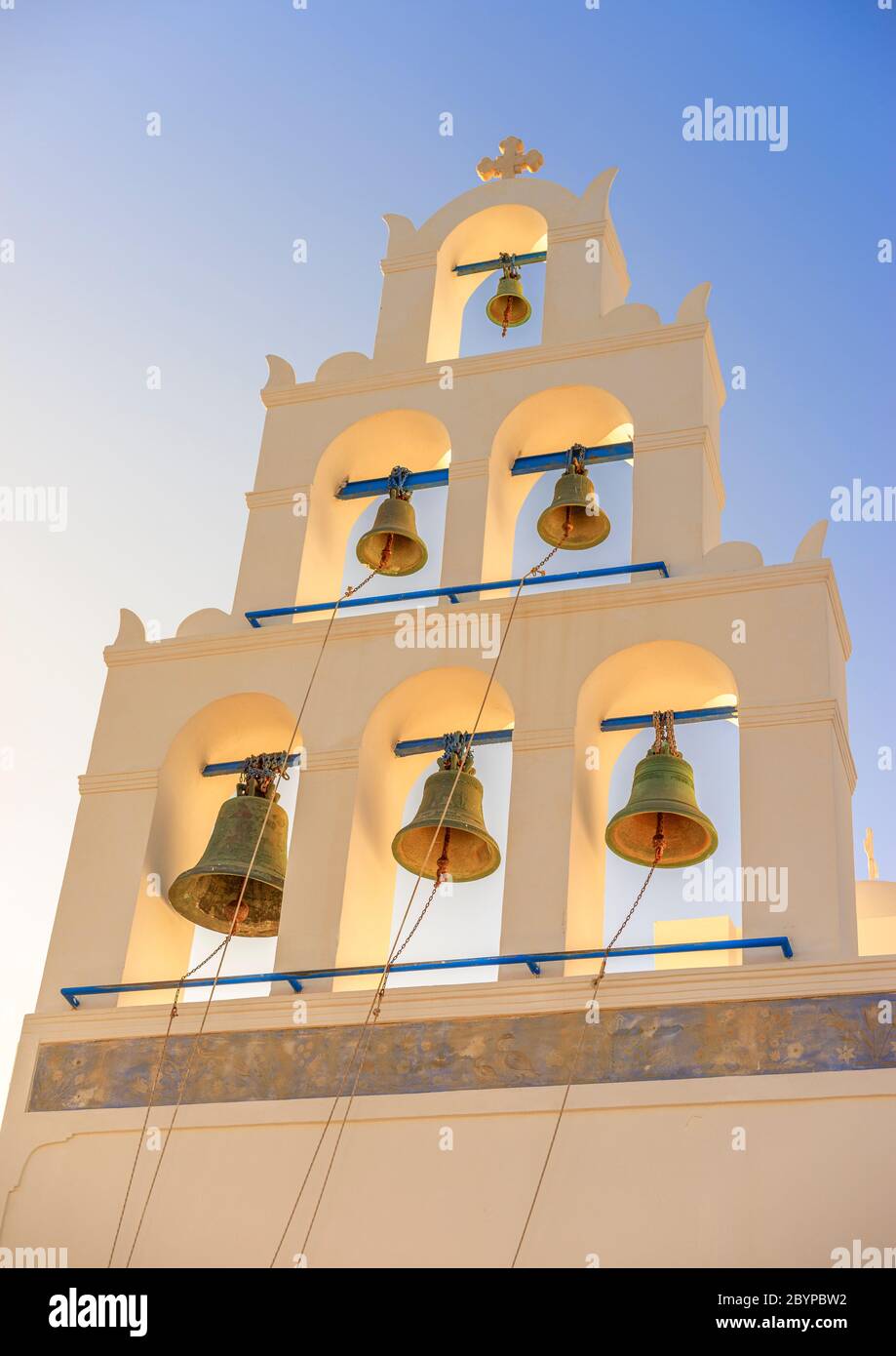 Vista in dettaglio del campanile a pila sulla chiesa principale di Oia, Panagia Platsani, sull'isola greca di Santorini. Foto Stock