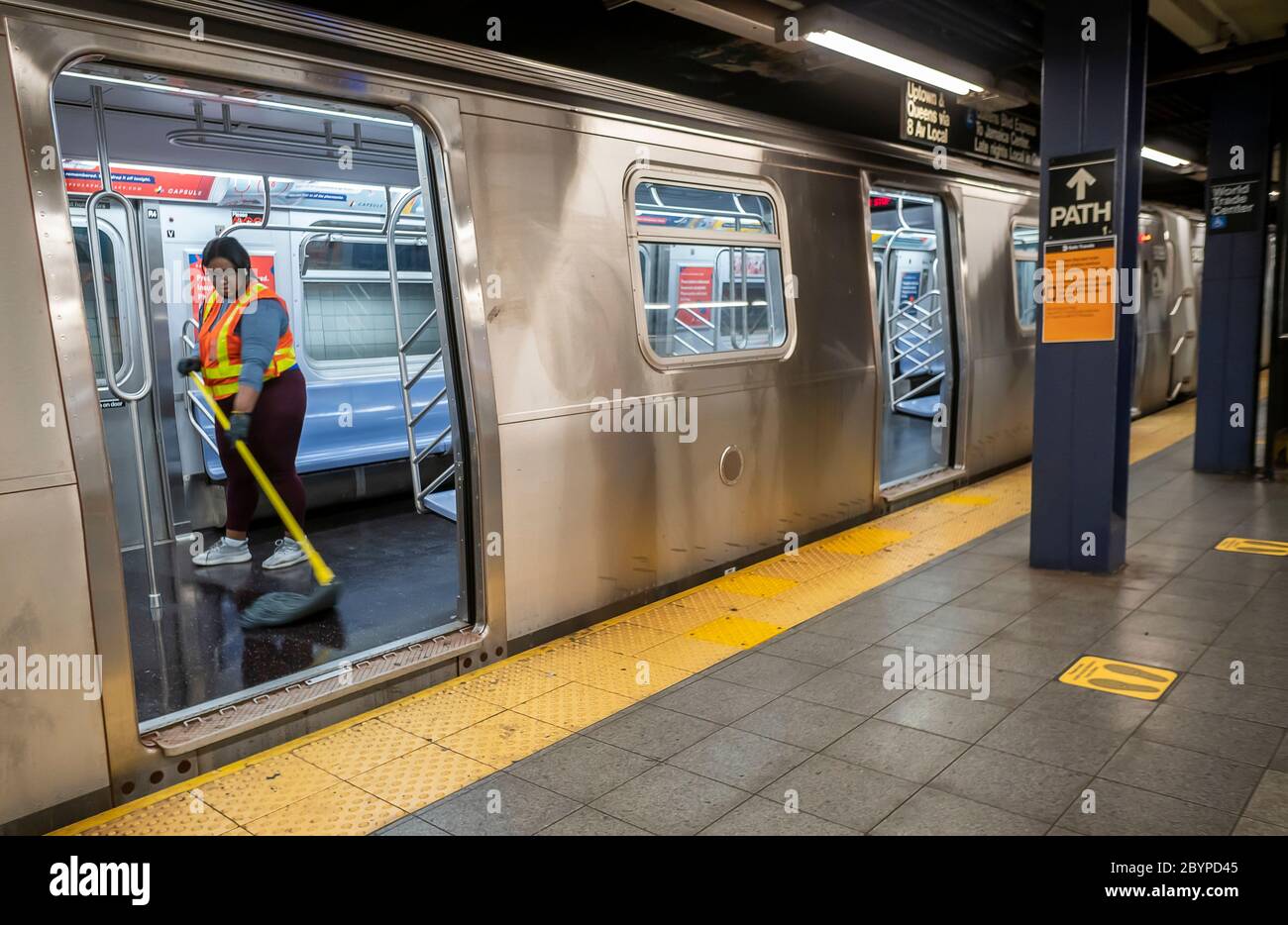 Un pulitore di automobile taglia un treno e nella stazione del World Trade Center nella metropolitana a New York il 9 giugno 2020. (© Richard B. Levine) Foto Stock