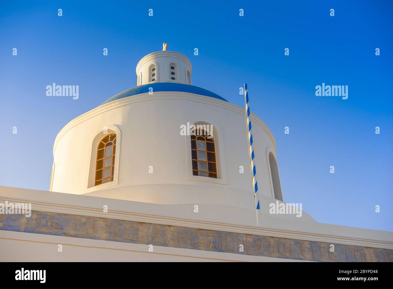 Vista in dettaglio della cupola blu sulla chiesa principale di Oia, Panagia Platsani, sull'isola greca di Santorini. Foto Stock
