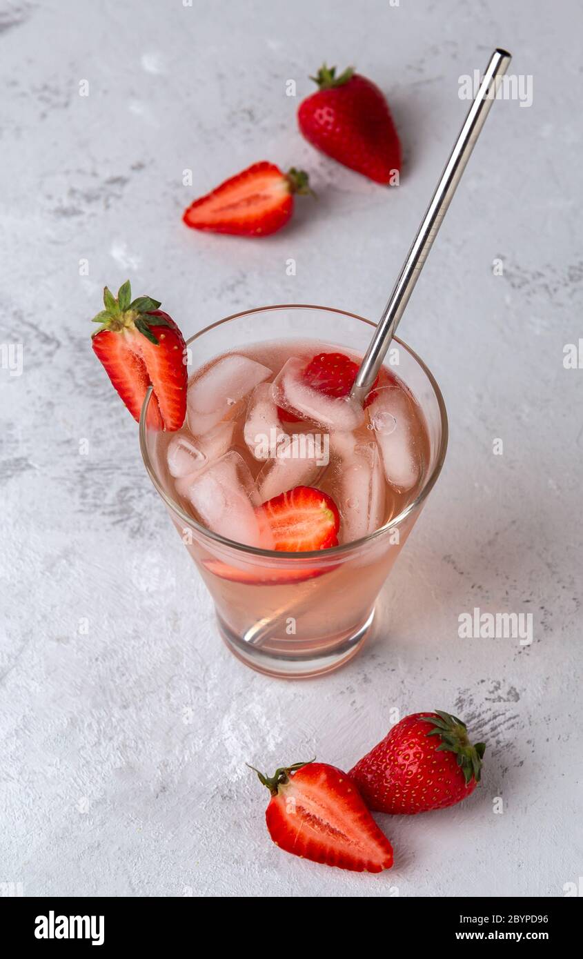 Un cocktail rinfrescante con fragole e acqua minerale. Vista dall'alto Foto Stock