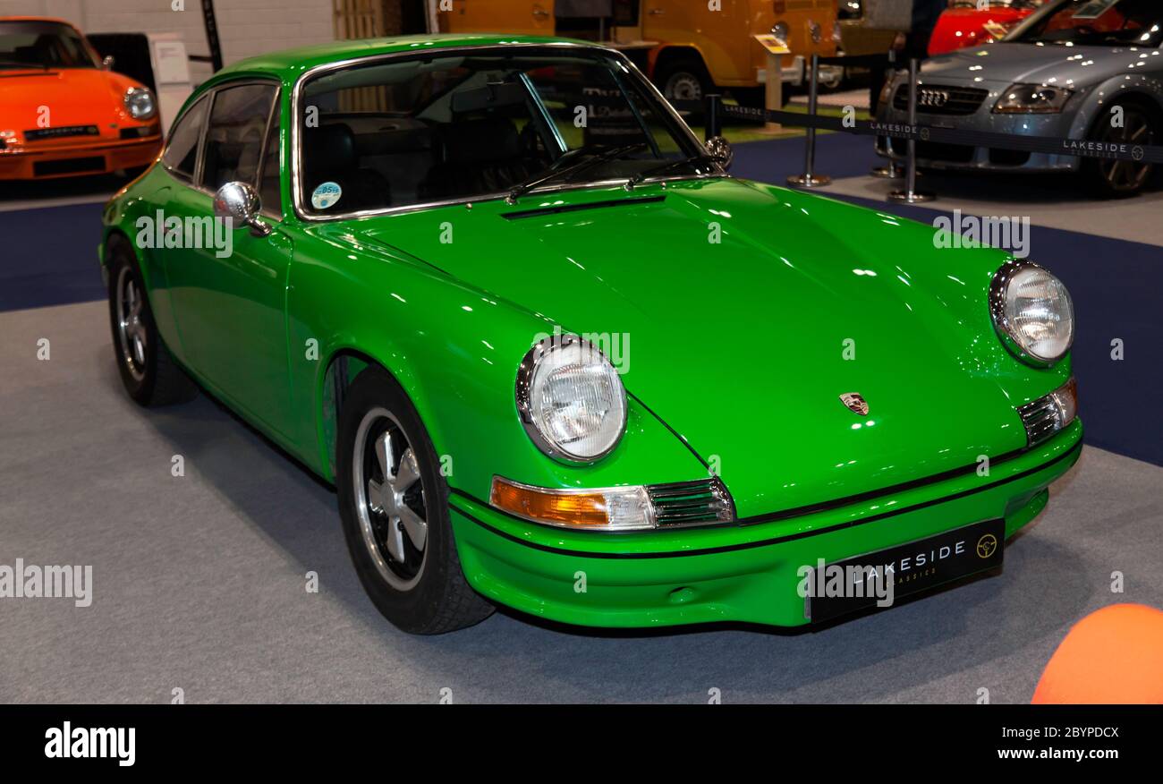 Vista frontale di tre quarti di un Viper Green, 1972, Porsche 911 2.4S, sullo stand Lakeside Classics, al London Classic Car Show 2019 Foto Stock