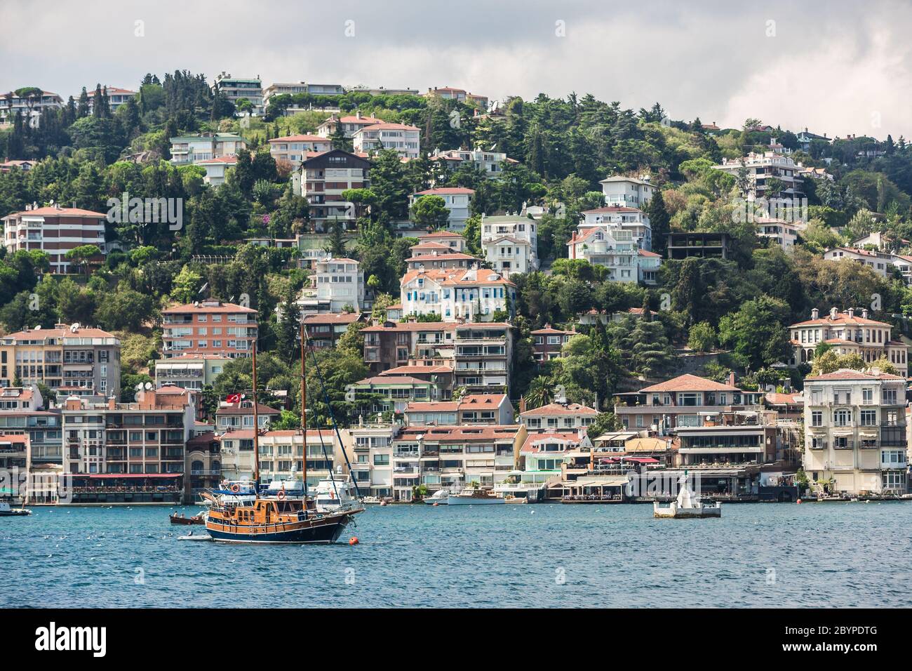 Il Bosforo, noto anche come stretto di Istanbul, è uno stretto che fa parte del confine tra Europa e Asia Foto Stock