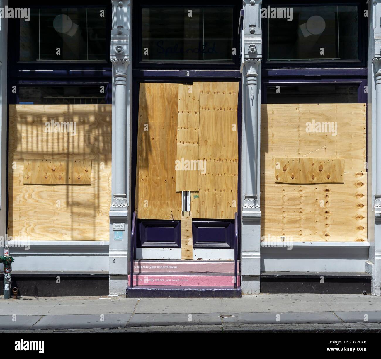 Boutique e negozi a New York sono imbarcati a causa di saccheggi e vandalizzazione associati alle proteste legate alla morte di George Floyd, visto sabato 6 giugno 2020. (© Richard B. Levine) Foto Stock