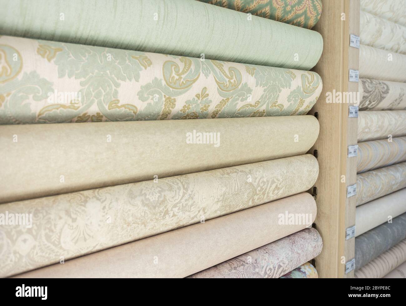 Scaffalatura nel negozio. Elegante multicolore con rotoli dal design moderno. Sfondi di lusso per interni. Foto Stock