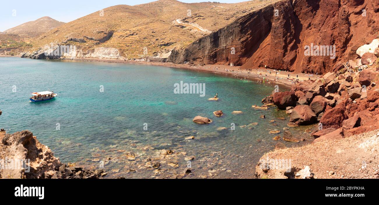 Una vista sulla famosa Spiaggia Rossa sull'Isola di Santorini, situata vicino all'antica città di Akrotiri Foto Stock