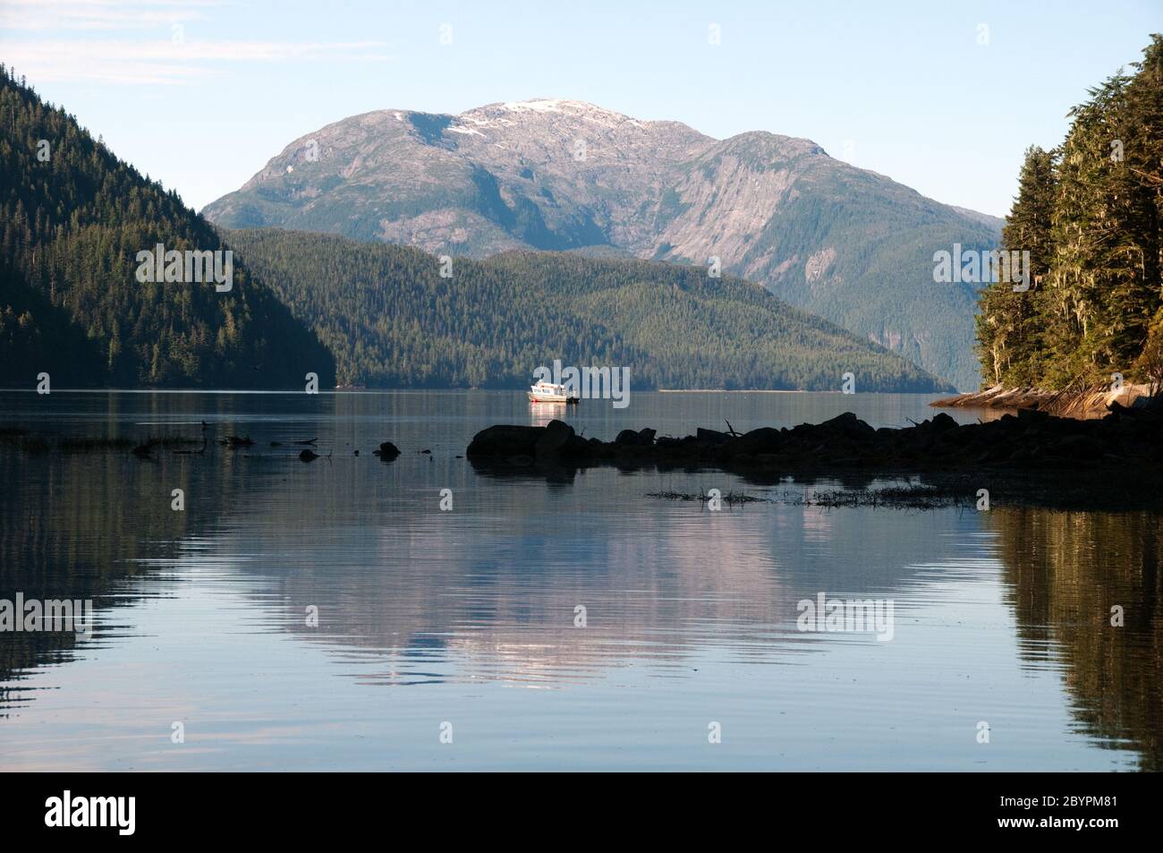 Un motoscafo passeggeri in alluminio ancorato a Mussel Inlet, nella regione della Great Bear Rainforest, sulla costa settentrionale della British Columbia, Canada. Foto Stock