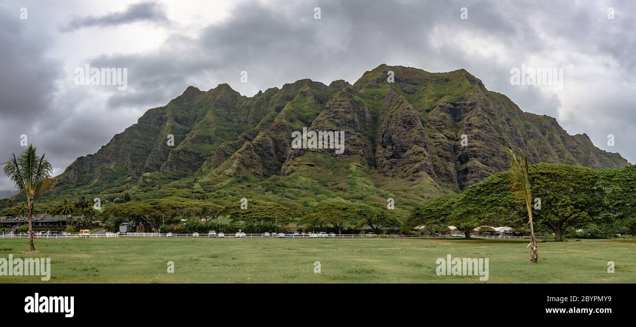 Aspre colline vulcaniche sulla costa orientale di Oahu, Hawaii al Kualoa Ranch Foto Stock
