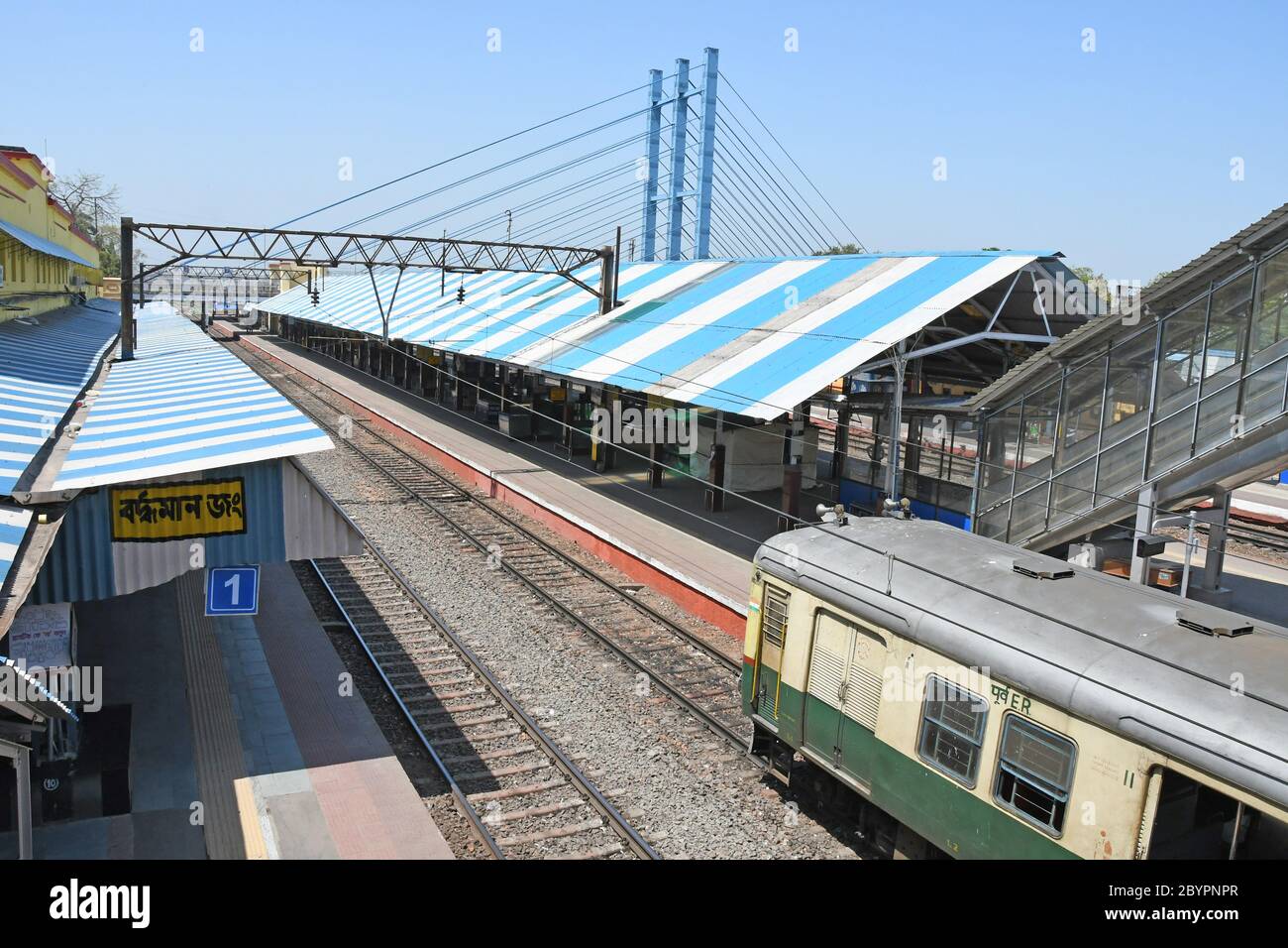 Lockdown - sono state emesse limitazioni di sicurezza complete per prevenire nuovi Coronavirus. Completamente chiuso Bardhaman Junction Stazione ferroviaria Foto Stock