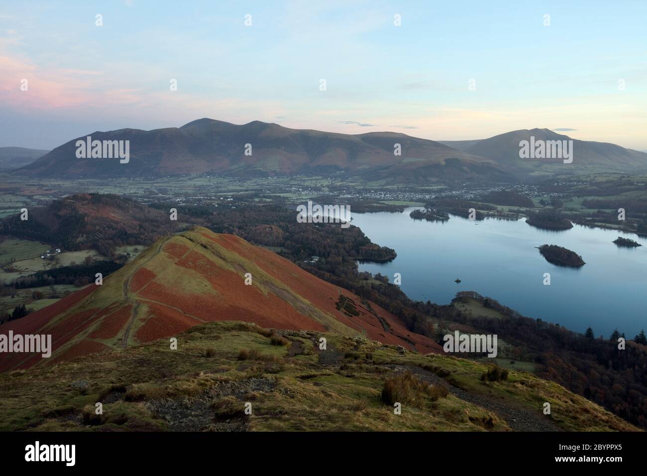 Skiddaw, Blencathra e Derwentwater all'alba, come si vede da Catbells, nel Distretto dei Laghi Inglese Foto Stock