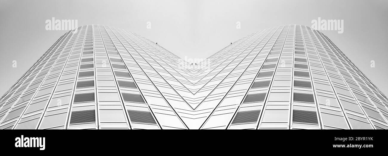 vista panoramica e prospettica dal lato inferiore dei grattacieli dell'edificio in vetro grigio acciaio, concetto di business di architettura industriale di successo Foto Stock