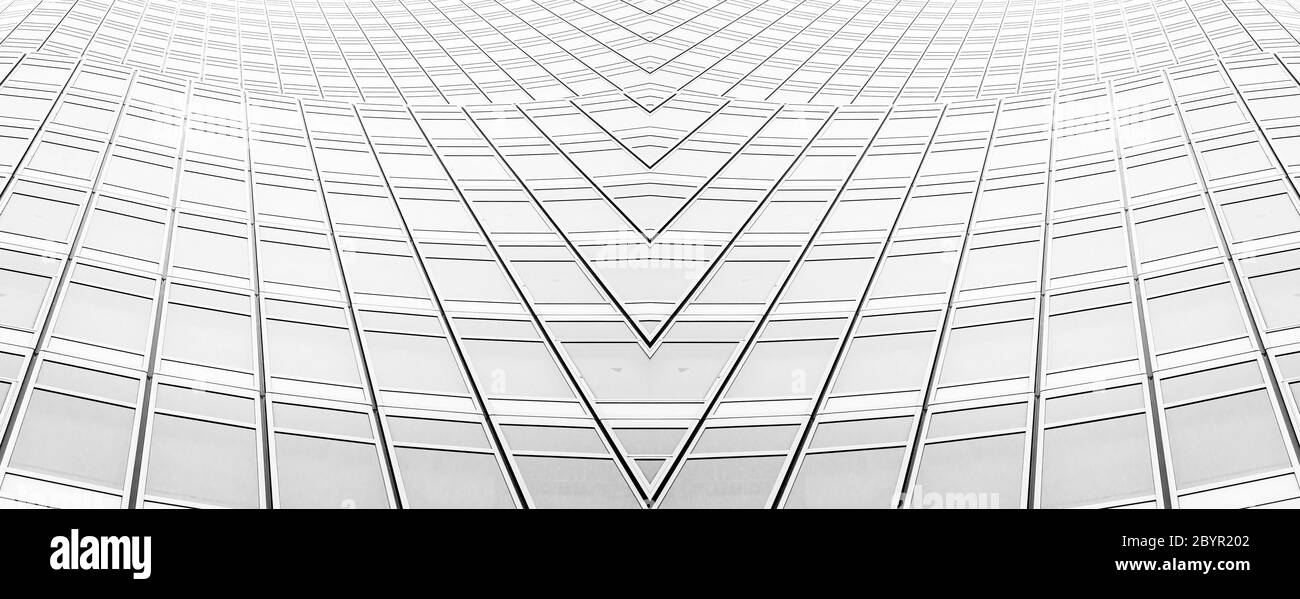 vista panoramica e prospettica dal lato inferiore dei grattacieli dell'edificio in vetro grigio acciaio, concetto di business di architettura industriale di successo Foto Stock