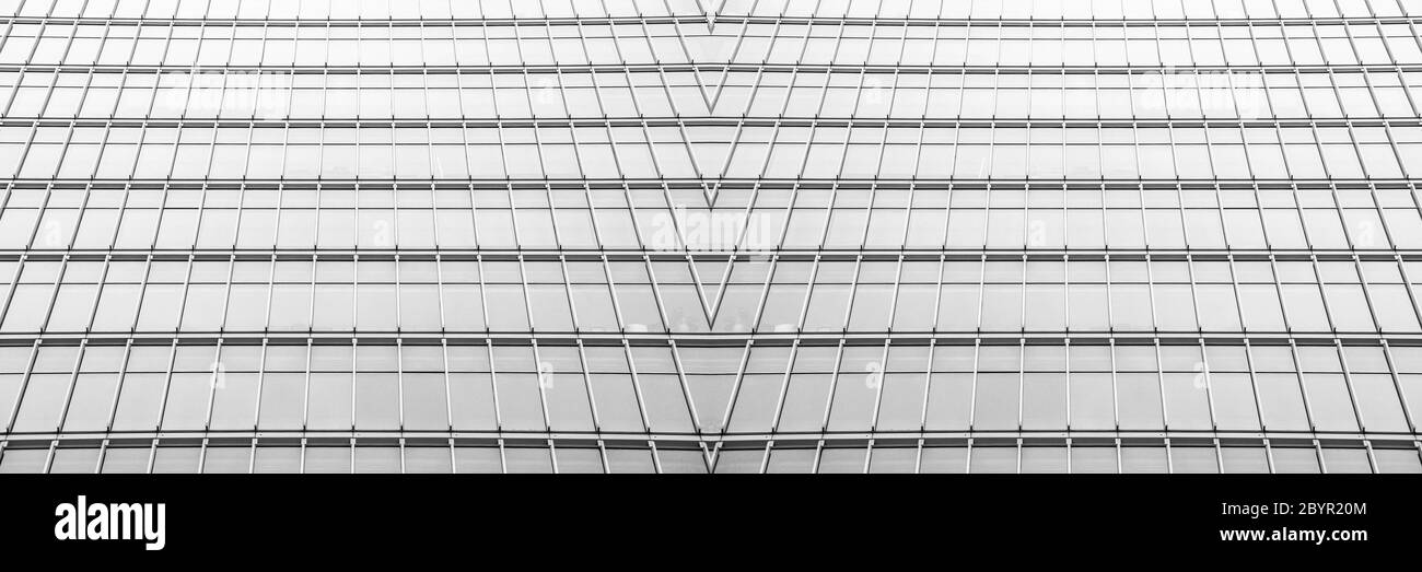 vista panoramica e prospettica dal lato inferiore dei grattacieli dell'edificio in vetro grigio acciaio, concetto di business di architettura industriale di successo Foto Stock