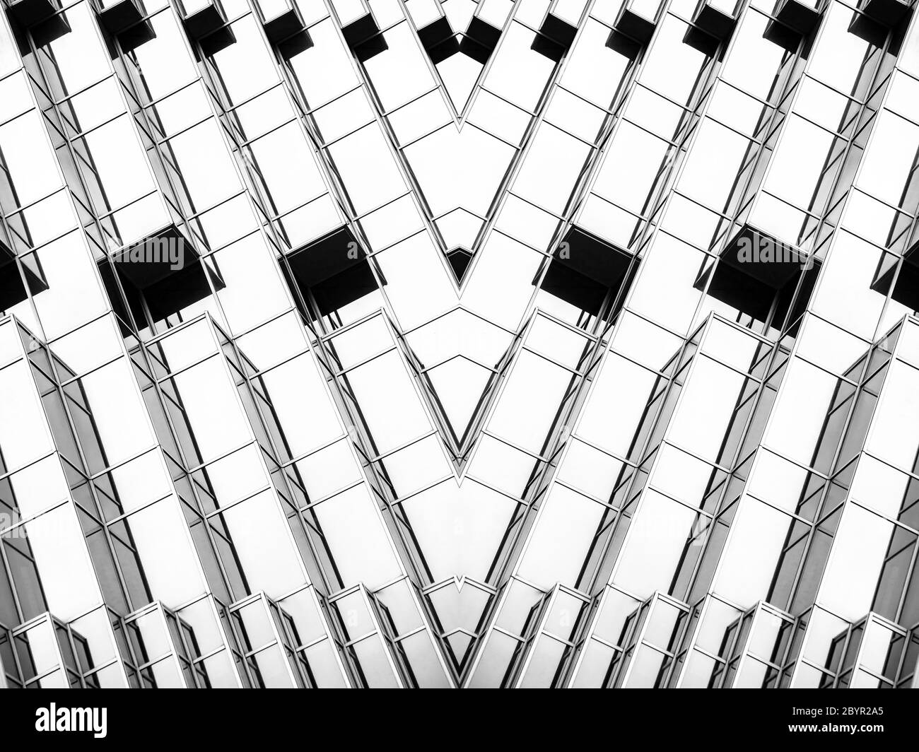 vista panoramica e prospettica dal lato inferiore dei grattacieli dell'edificio in vetro grigio acciaio, concetto di business di architettura industriale di successo Foto Stock