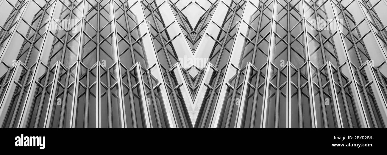 vista panoramica e prospettica dal lato inferiore dei grattacieli dell'edificio in vetro grigio acciaio, concetto di business di architettura industriale di successo Foto Stock