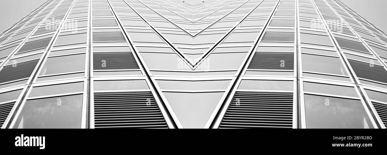 vista panoramica e prospettica dal lato inferiore dei grattacieli dell'edificio in vetro grigio acciaio, concetto di business di architettura industriale di successo Foto Stock