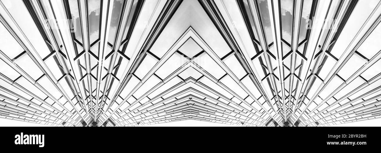 vista panoramica e prospettica dal lato inferiore dei grattacieli dell'edificio in vetro grigio acciaio, concetto di business di architettura industriale di successo Foto Stock