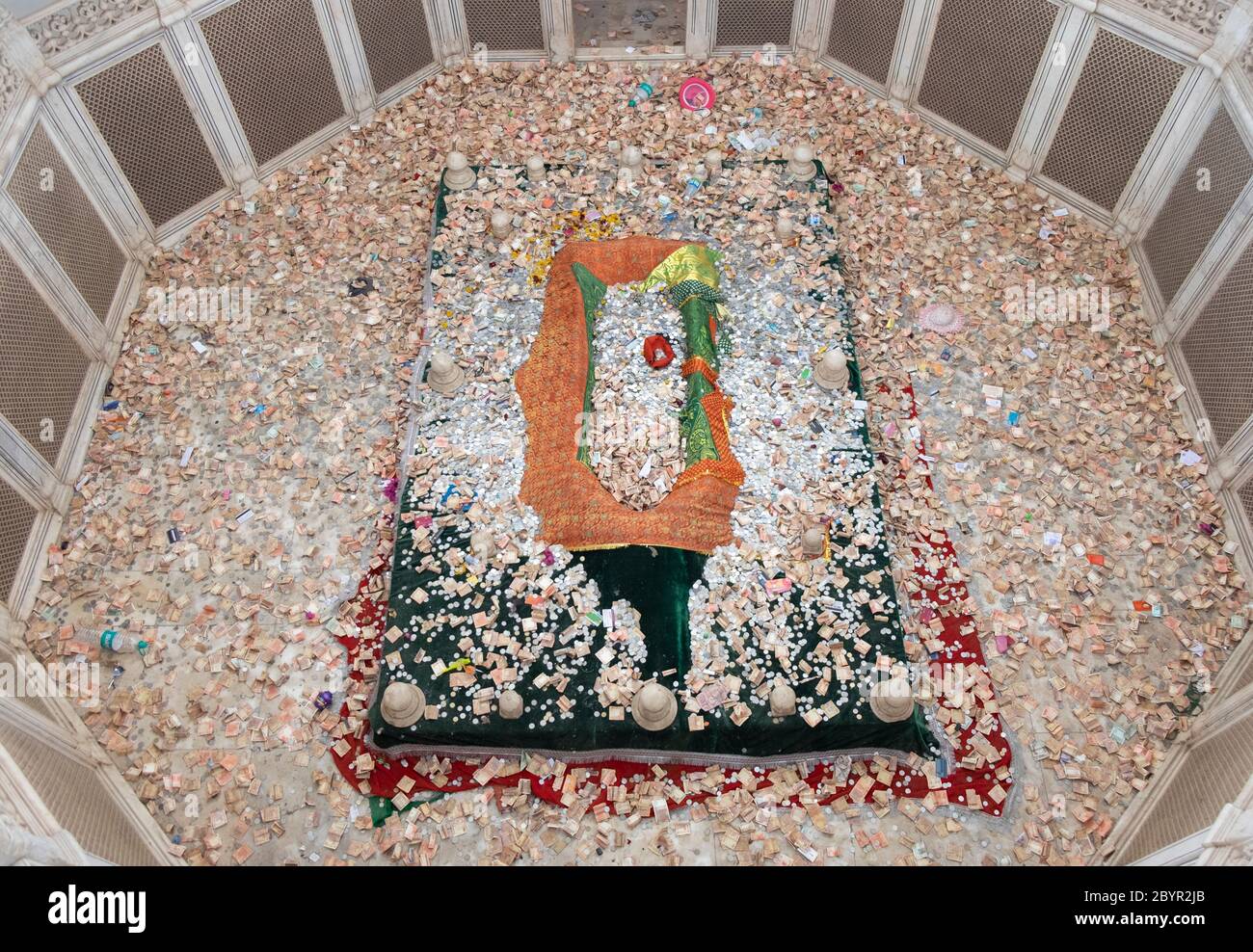 Bibi-Ka-Maqbara Sanctum con la tomba di Dilras Banu Begum, all'interno del Bibi Ka Maqbara, Aurangabad, Maharashtra, India. Foto Stock