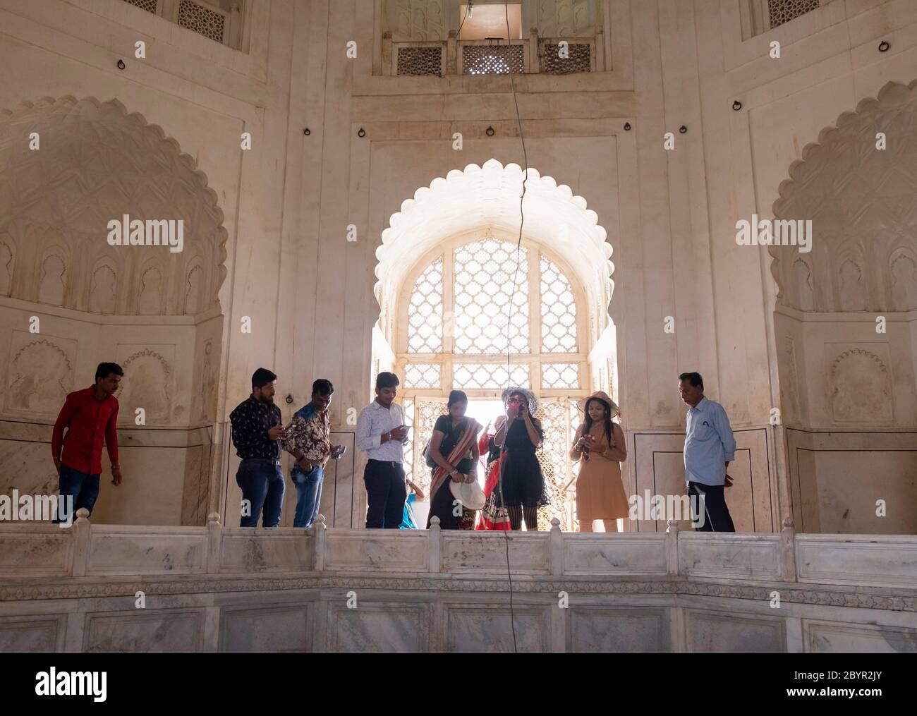 Visitatori all'interno del Bibi-Ka-Maqbara. Aurangabad, Maharashtra, India. Foto Stock