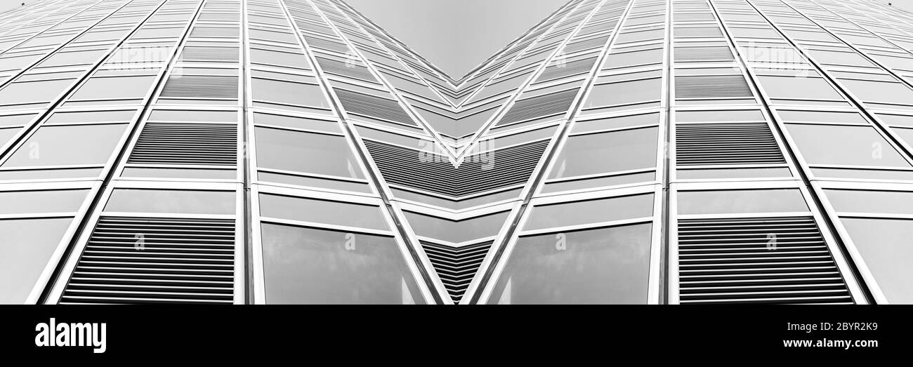 vista panoramica e prospettica dal lato inferiore dei grattacieli dell'edificio in vetro grigio acciaio, concetto di business di architettura industriale di successo Foto Stock