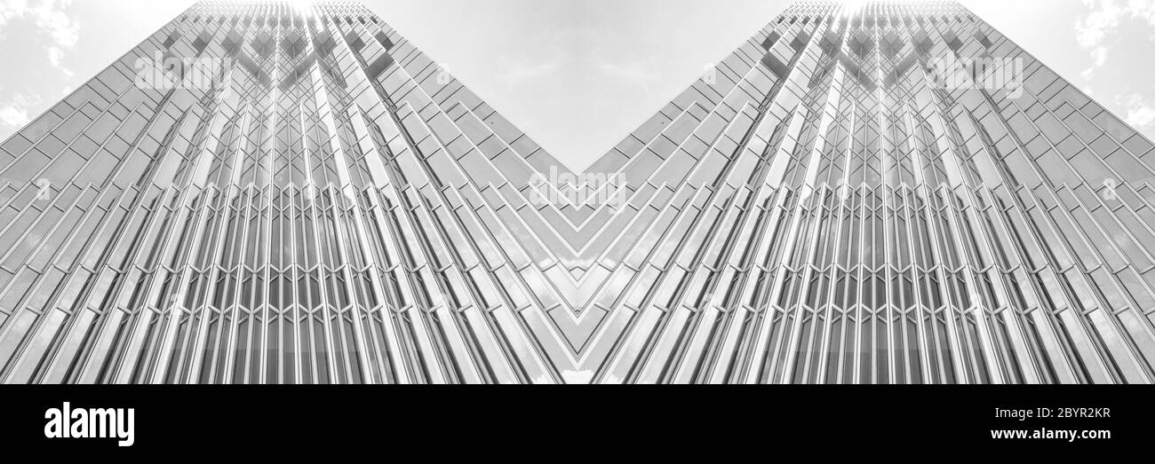 vista panoramica e prospettica dal lato inferiore dei grattacieli dell'edificio in vetro grigio acciaio, concetto di business di architettura industriale di successo Foto Stock