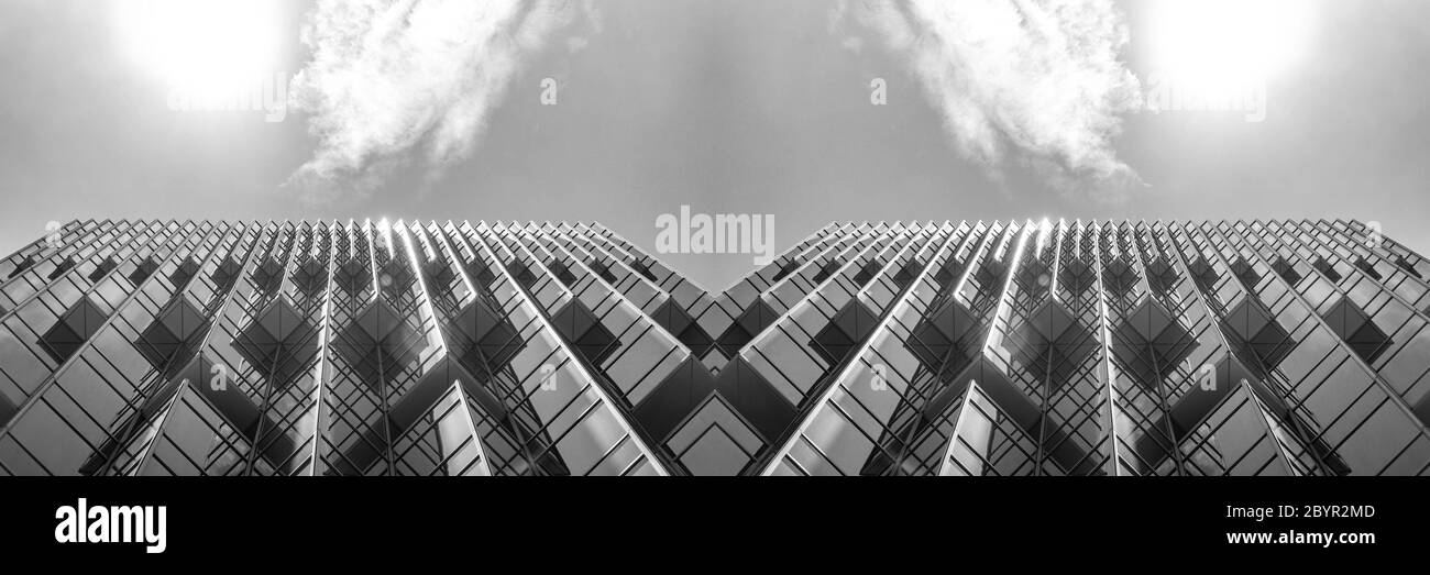 vista panoramica e prospettica dal lato inferiore dei grattacieli dell'edificio in vetro grigio acciaio, concetto di business di architettura industriale di successo Foto Stock