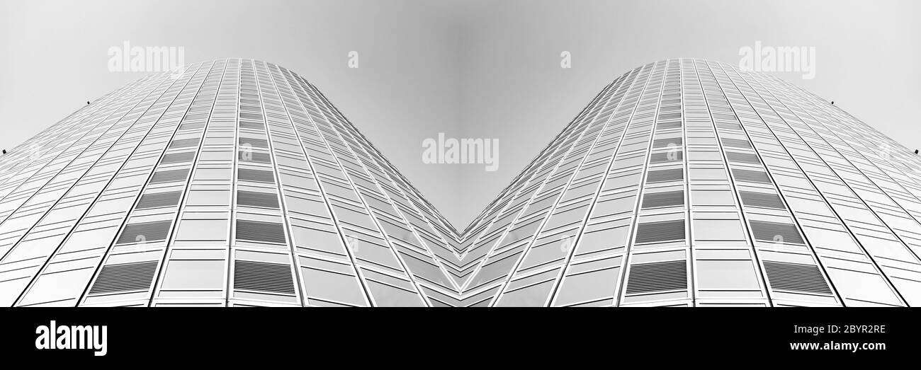 vista panoramica e prospettica dal lato inferiore dei grattacieli dell'edificio in vetro grigio acciaio, concetto di business di architettura industriale di successo Foto Stock
