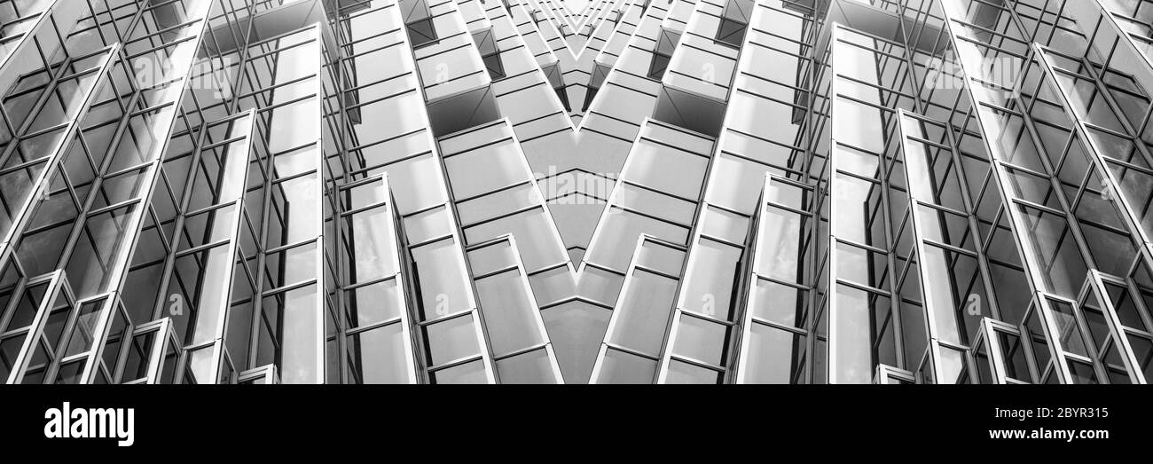 vista panoramica e prospettica dal lato inferiore dei grattacieli dell'edificio in vetro grigio acciaio, concetto di business di architettura industriale di successo Foto Stock