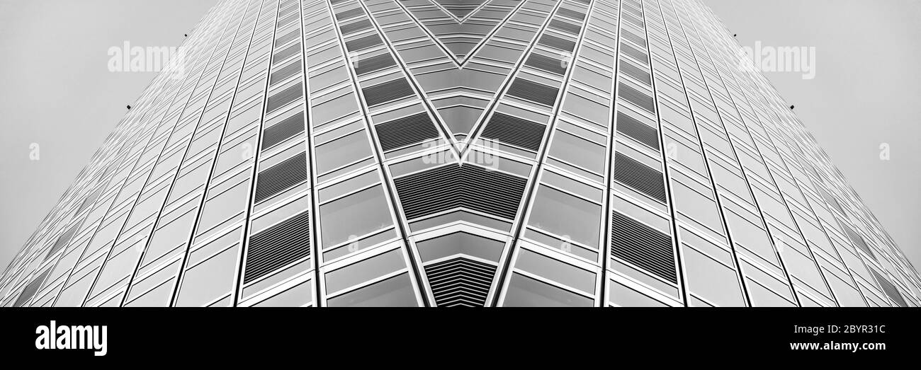 vista panoramica e prospettica dal lato inferiore dei grattacieli dell'edificio in vetro grigio acciaio, concetto di business di architettura industriale di successo Foto Stock