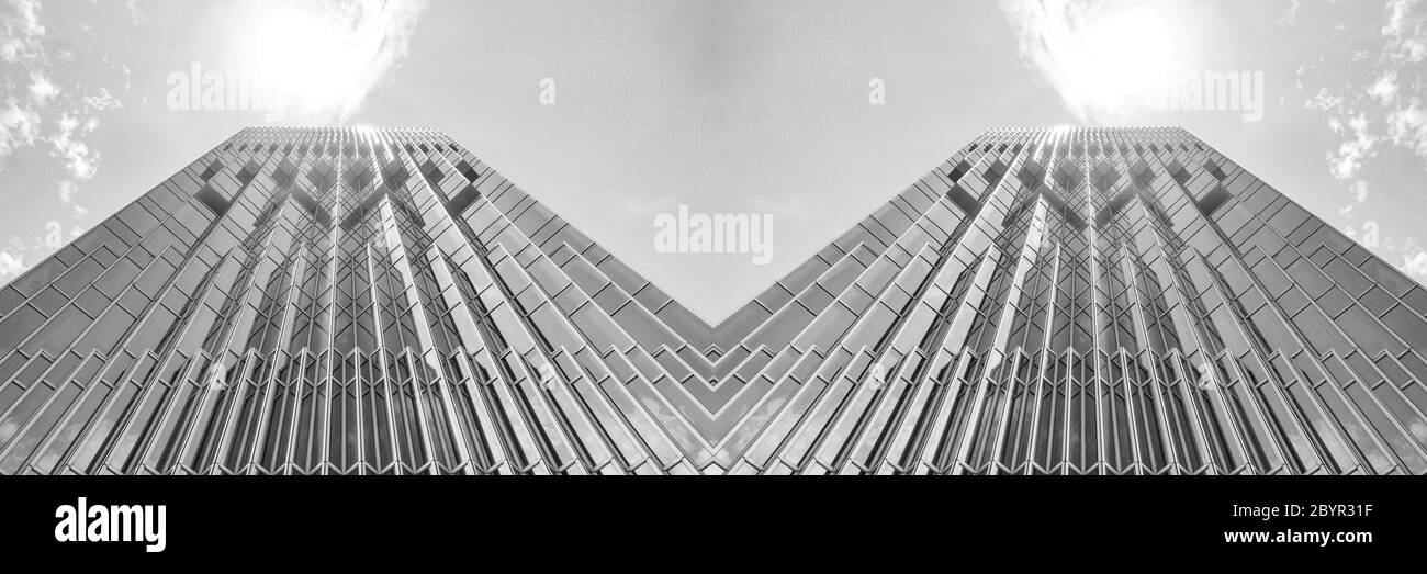 vista panoramica e prospettica dal lato inferiore dei grattacieli dell'edificio in vetro grigio acciaio, concetto di business di architettura industriale di successo Foto Stock