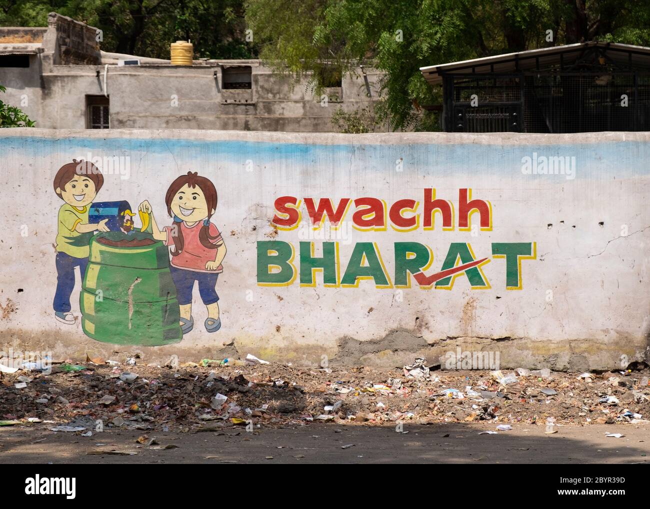 Spazzatura di fronte a un muro con uno slogan che promuove un pulito India, Aurangabad, Maharashtra, India. Foto Stock